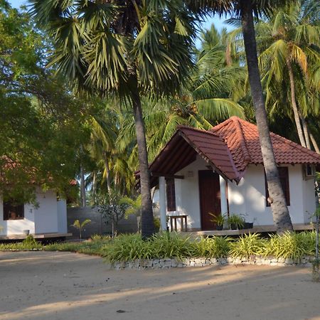 Nirukthie Beach Resort & Restaurant Kalpitiya Exterior photo