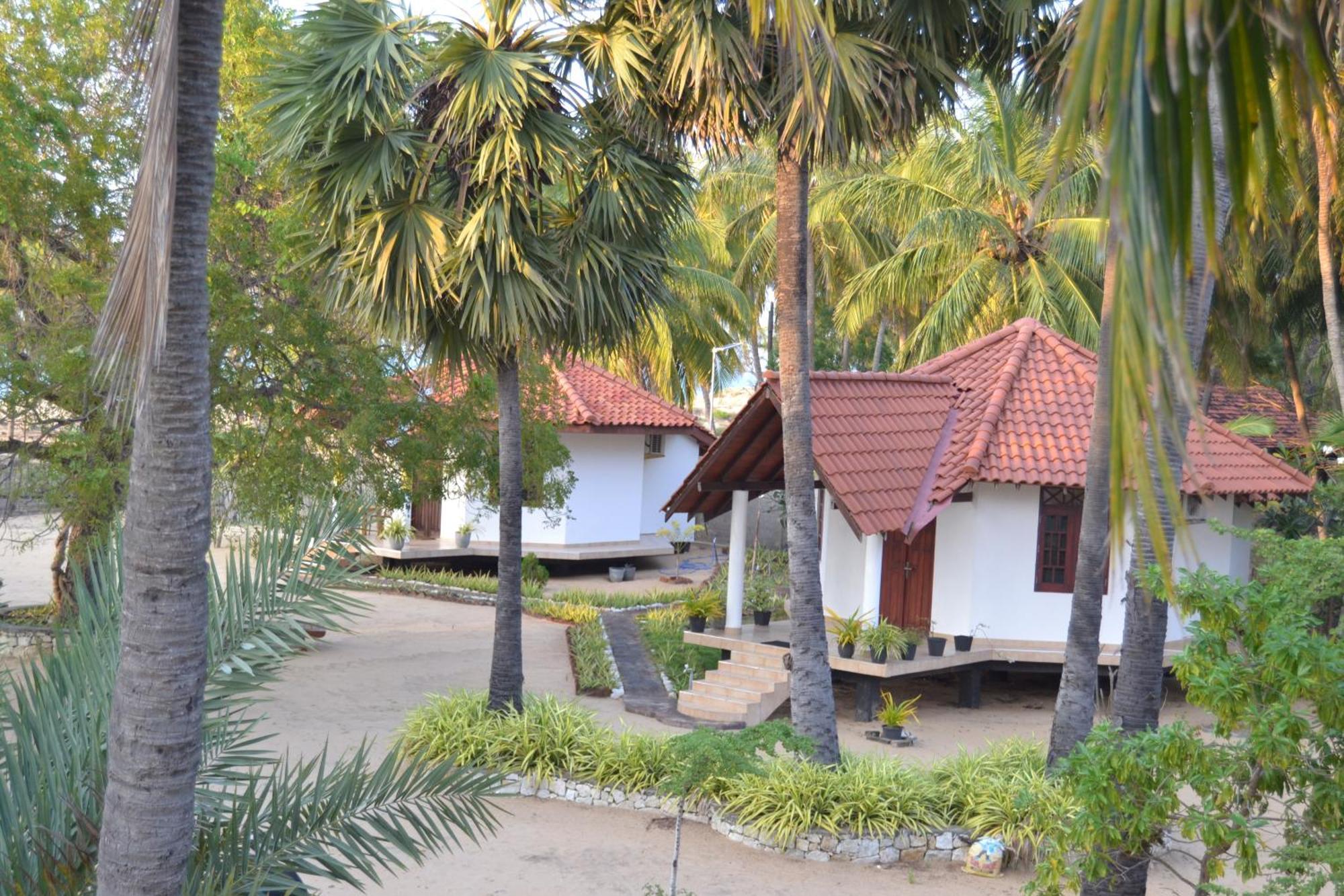 Nirukthie Beach Resort & Restaurant Kalpitiya Exterior photo