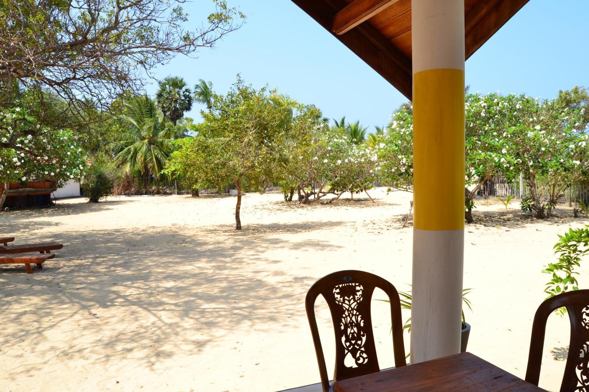 Nirukthie Beach Resort & Restaurant Kalpitiya Exterior photo