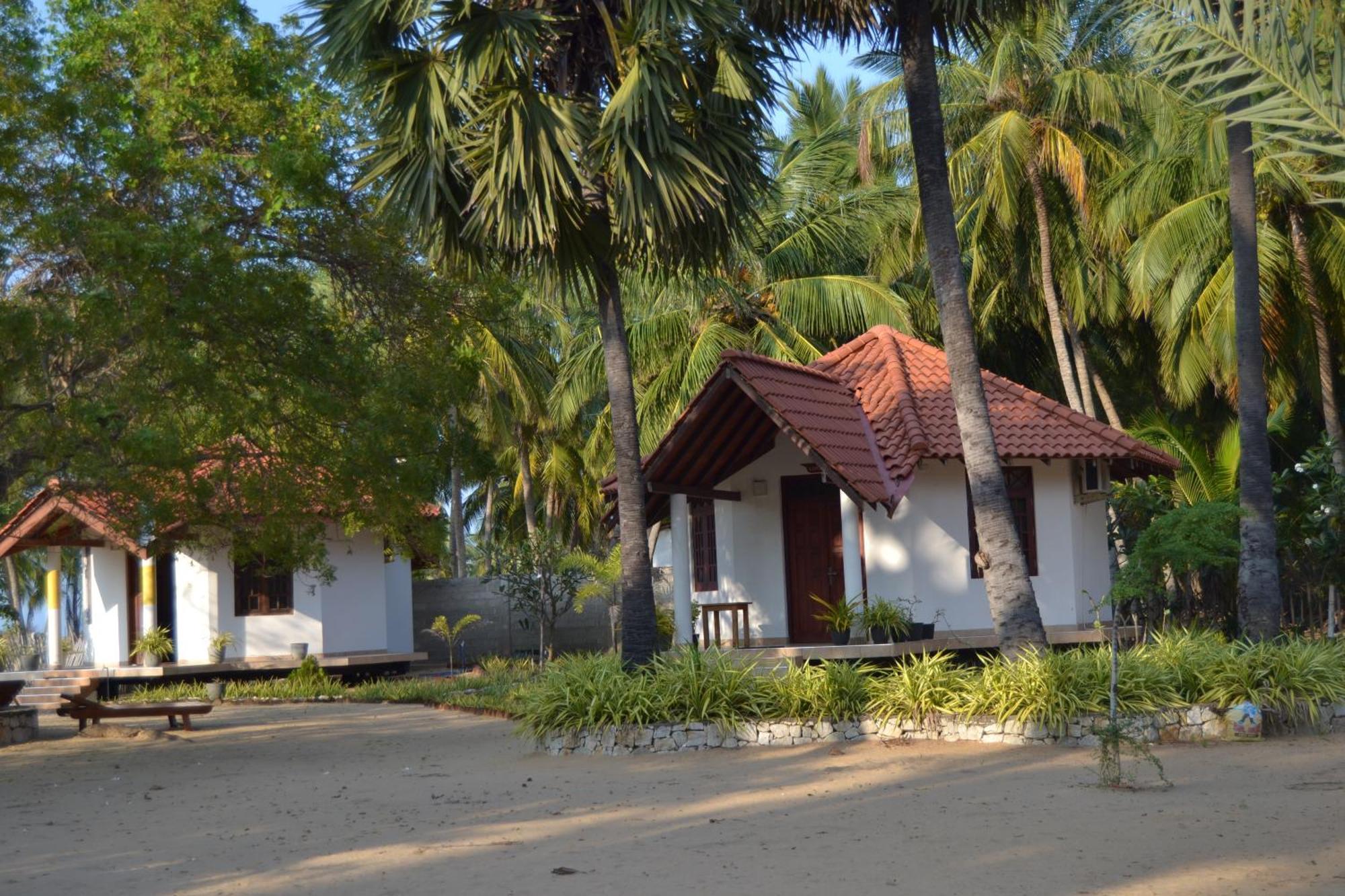 Nirukthie Beach Resort & Restaurant Kalpitiya Exterior photo